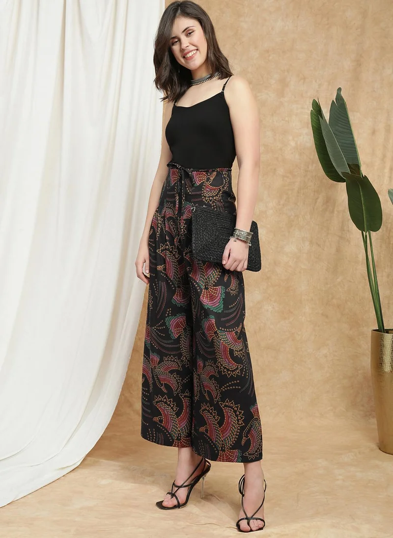 جلو باص جلوبس نسائي أسود بطبعة استوائية بخصر برباط وخصر مرتفع وطيات وأرجل واسعة بالازو